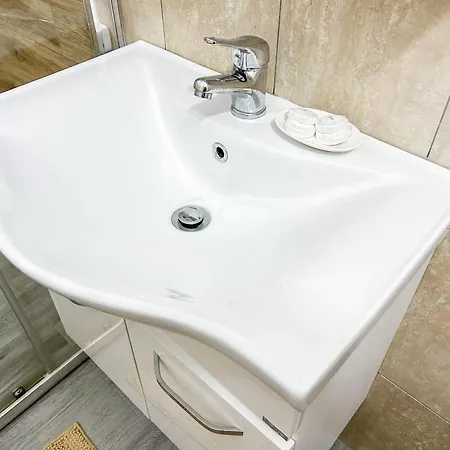 Two Bedrooms Location Apartment *