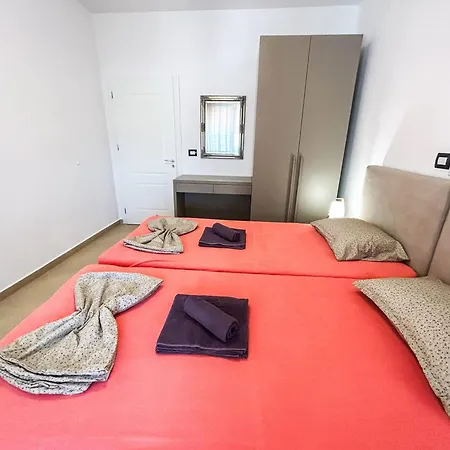 Two Bedrooms Location アパート *