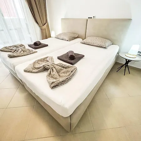 Two Bedrooms Location アパート